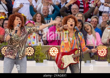 Mainz Schlagerduo Cora beim Auftritt am 15.09.2024 in Mainz beim ZDF-Fernsehgarten *** Mainz duo pop Cora esibendosi il 15 09 2024 a Magonza presso ZDF Fernsehgarten Copyright: XEibner-Pressefoto/GerhardxWingenx EP GWR Foto Stock
