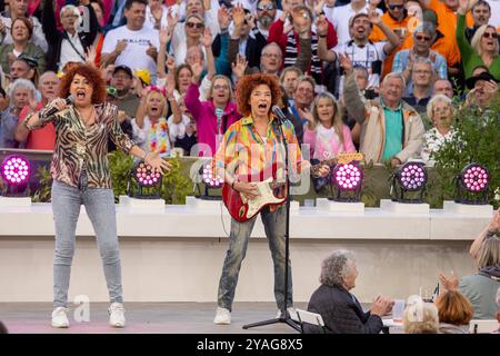 Mainz Schlagerduo Cora beim Auftritt am 15.09.2024 in Mainz beim ZDF-Fernsehgarten *** Mainz duo pop Cora esibendosi il 15 09 2024 a Magonza presso ZDF Fernsehgarten Copyright: XEibner-Pressefoto/GerhardxWingenx EP GWR Foto Stock