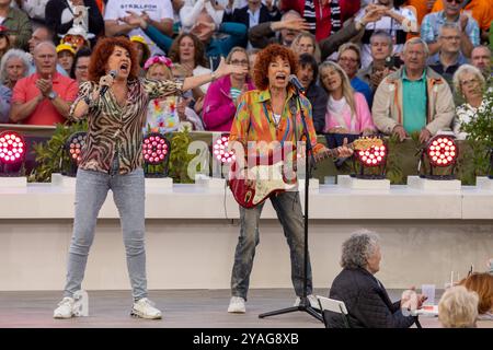 Mainz Schlagerduo Cora beim Auftritt am 15.09.2024 in Mainz beim ZDF-Fernsehgarten *** Mainz duo pop Cora esibendosi il 15 09 2024 a Magonza presso ZDF Fernsehgarten Copyright: XEibner-Pressefoto/GerhardxWingenx EP GWR Foto Stock