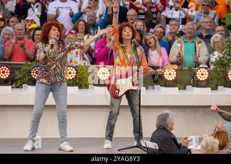 Mainz Schlagerduo Cora beim Auftritt am 15.09.2024 in Mainz beim ZDF-Fernsehgarten *** Mainz duo pop Cora esibendosi il 15 09 2024 a Magonza presso ZDF Fernsehgarten Copyright: XEibner-Pressefoto/GerhardxWingenx EP GWR Foto Stock