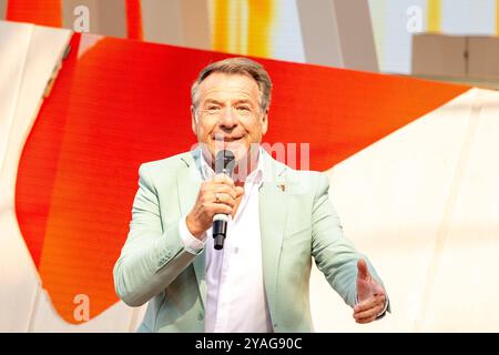 Mainz Schlagersaenger Patrick Lindner beim Auftritt am 15.09.2024 in Mainz beim ZDF-Fernsehgarten *** Mainz Schlager cantante Patrick Lindner esibendosi il 15 09 2024 a Magonza allo ZDF Fernsehgarten Copyright: XEibner-Pressefoto/GerhardxWingenx EP GWR Foto Stock