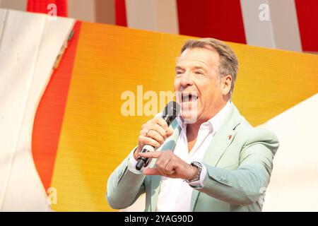Mainz Schlagersaenger Patrick Lindner beim Auftritt am 15.09.2024 in Mainz beim ZDF-Fernsehgarten *** Mainz Schlager cantante Patrick Lindner esibendosi il 15 09 2024 a Magonza allo ZDF Fernsehgarten Copyright: XEibner-Pressefoto/GerhardxWingenx EP GWR Foto Stock