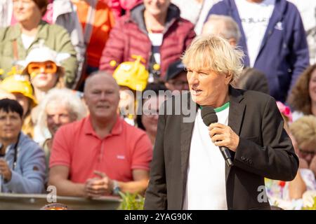 Mainz Schlagersaenger Bernhard Brink beim Auftritt am 15.09.2024 in Mainz beim ZDF-Fernsehgarten *** Mainz Schlager cantante Bernhard Brink esibendosi il 15 09 2024 a Magonza allo ZDF Fernsehgarten Copyright: XEibner-Pressefoto/GerhardxWingenx EP GWR Foto Stock