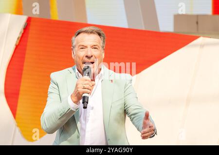 Mainz Schlagersaenger Patrick Lindner beim Auftritt am 15.09.2024 in Mainz beim ZDF-Fernsehgarten *** Mainz Schlager cantante Patrick Lindner esibendosi il 15 09 2024 a Magonza allo ZDF Fernsehgarten Copyright: XEibner-Pressefoto/GerhardxWingenx EP GWR Foto Stock