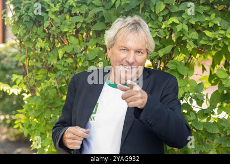 Mainz Schlagersaenger Bernhard Brink beim Auftritt am 15.09.2024 in Mainz beim ZDF-Fernsehgarten *** Mainz Schlager cantante Bernhard Brink esibendosi il 15 09 2024 a Magonza allo ZDF Fernsehgarten Copyright: XEibner-Pressefoto/GerhardxWingenx EP GWR Foto Stock