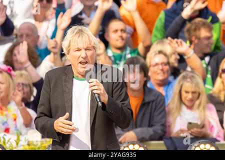 Mainz Schlagersaenger Bernhard Brink beim Auftritt am 15.09.2024 in Mainz beim ZDF-Fernsehgarten *** Mainz Schlager cantante Bernhard Brink esibendosi il 15 09 2024 a Magonza allo ZDF Fernsehgarten Copyright: XEibner-Pressefoto/GerhardxWingenx EP GWR Foto Stock