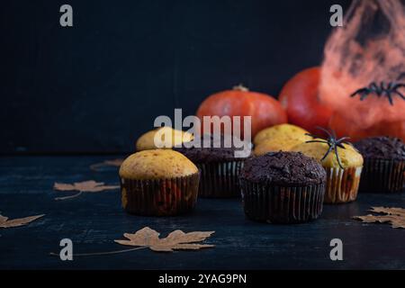 Muffin o cupcake alla zucca e al cioccolato. Decorazione di Halloween con muffin. Dessert autunnale Foto Stock