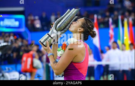 Wuhan, Cina. 13 ottobre 2024. Aryna Sabalenka della Bielorussia rivendica il titolo finale del singolare femminile dopo aver battuto Zheng Qinwen della Cina 2-1 al Wuhan Open di Wuhan, capitale della provincia di Hubei della Cina centrale, il 13 ottobre 2024. Crediti: Zhang Chang/China News Service/Alamy Live News Foto Stock