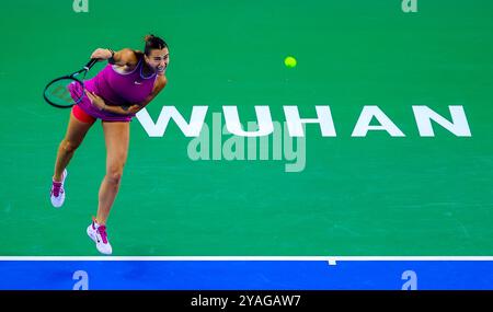 Wuhan, Cina. 13 ottobre 2024. Aryna Sabalenka della Bielorussia rivendica il titolo finale del singolare femminile dopo aver battuto Zheng Qinwen della Cina 2-1 al Wuhan Open di Wuhan, capitale della provincia di Hubei della Cina centrale, il 13 ottobre 2024. Crediti: Zhang Chang/China News Service/Alamy Live News Foto Stock