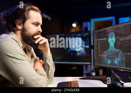 Entità di intelligenza artificiale con corpo antropomorfo che sfugge al controllo del creatore, che appare sullo schermo, confonde il programmatore. Un uomo squallido che guarda sconcertato al robot IA che ottiene una forma umanoide Foto Stock