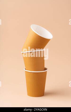 Bicchieri di carta impilati su uno sfondo neutro per un display visivamente accattivante Foto Stock