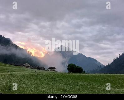 Un tramonto ardente vicino al picco Vallandro nella valle di Braies Foto Stock