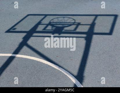 Shadow of the Basketball Board: Tempo di gioco astratto nel cortile all'aperto. Foto Stock