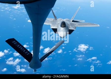 Un F-22 Raptor assegnato al 199th Fighter Squadron si avvicina ad un KC-135 Stratotanker, assegnato al 203rd Air Refueling Squadron, 10 ottobre 2024, Foto Stock