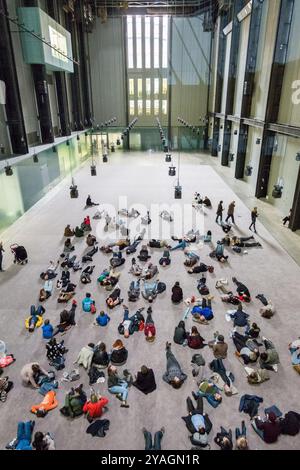 Londra, Inghilterra - 21 ottobre 2016 : persone che camminano e sdraiano nella turbine Hall della Tate Modern Art Gallery, la galleria nazionale britannica di Foto Stock