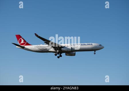 Airbus A330-343 Turkish Airlines atterra all'aeroporto di Birmingham, Regno Unito (TC-LOA) Foto Stock