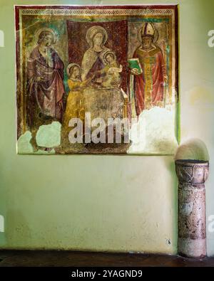 Nella chiesa di Santa Maria delle Grazie l'affresco con Madonna con bambino, Santa Caterina tra Santa Lucia e Papa Bonifacio IV. Celano, Abruzzo Foto Stock