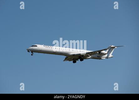 Cityjet Bombardier CRJ-1000 atterraggio all'aeroporto di Birmingham, Regno Unito (EI-HIB) Foto Stock