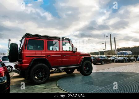 20-12-2023 Stoccarda GER SUV fantastico accanto al Museo Mersede-Benz nel soleggiato dicembre - presto Natale (alcune persone fanno un regalo per te) Foto Stock