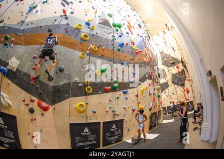 LA CHIESA DEL XV SECOLO È STATA CONVERTITA IN UNA PALESTRA PER ARRAMPICATA Foto Stock