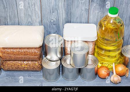 conserve di cibo e cereali vari su una mensola di legno, crisi alimentare. Foto Stock