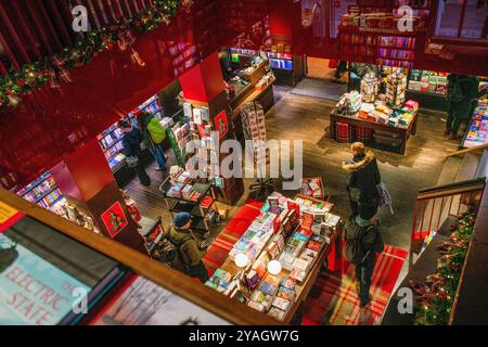 12-23-2023 BERLIN Book store 'Dussmann das KulturKaufhaus' con molti piani: Persone che acquistano libri come regali di Natale. Domani vigilia di Natale e sbirciatina Foto Stock