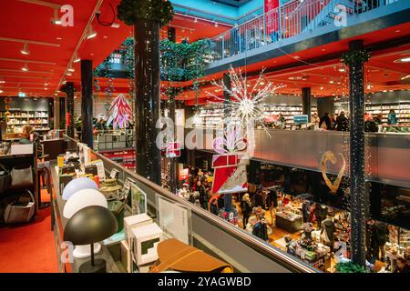 12-23-2023 BERLIN Book store 'Dussmann das KulturKaufhaus' con molti piani: Persone che acquistano libri come regali di Natale. Domani vigilia di Natale e sbirciatina Foto Stock