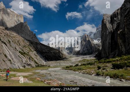 Trail running nella splendida valle di Nangma (Yosemite del Pakistan), Kanday, Baltistan, Pakistan Foto Stock