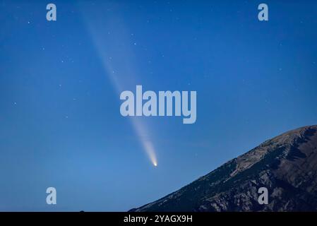 Cometa C/2023 A3 Tsuchinshan–ATLAS sulla catena Serra del Cadí in una notte nell'ottobre 2024 (Berguedà, Barcellona, ​​Catalonia, Spagna, Pirenei) Foto Stock