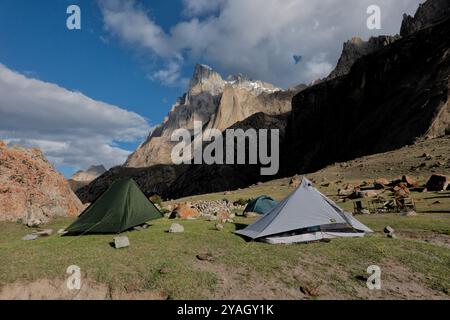 Campeggio nella splendida valle di Nangma (Yosemite del Pakistan), Kanday, Baltistan, Pakistan Foto Stock