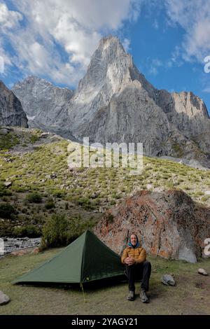 Campeggio nella splendida valle di Nangma (Yosemite del Pakistan), Kanday, Baltistan, Pakistan Foto Stock