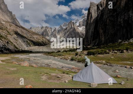 Campeggio nella splendida valle di Nangma (Yosemite del Pakistan), Kanday, Baltistan, Pakistan Foto Stock