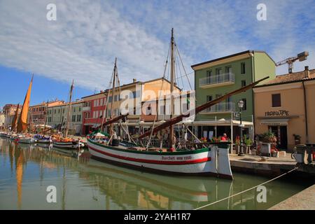 Navi storiche, Museo della Marina, nel canale del centro storico. Bandiere di vari colori e disegni . Canale progettato da Leonardo da Vinci. Foto Stock