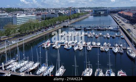 Molte barche a vela a Vauban bassin a le Havre nella soleggiata giornata di maggio. Diverse imbarcazioni nautiche con alti alberi , ponte pedonale nel mezzo di bassin Foto Stock