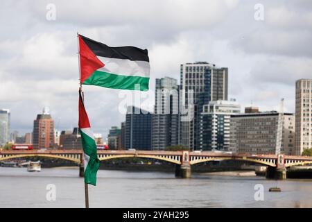 13 ottobre 2024. Accampamento Pro Palestine di fronte all'ambasciata degli Stati Uniti, Londra. Foto Stock