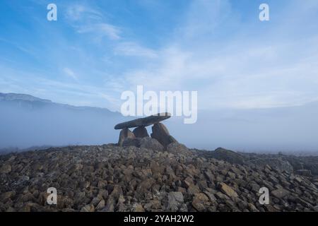 Dolmen Sorginaren Txabola, tumulo funerario in pietra neolitico, Spagna Foto Stock