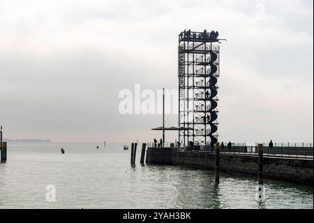 Friedrichshafen Baden Württemburg Germania 20 settembre 2024 Aussichtsturm Friedrichshafen / Moleturm piattaforma panoramica all'estremità del molo silhouette. Foto Stock