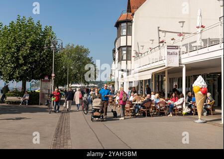 Friedrichshafen Baden Württemburg Germania 20 settembre 2024 passeggiata sul lungomare con caffè e gelaterie. turismo, terrazze, Foto Stock