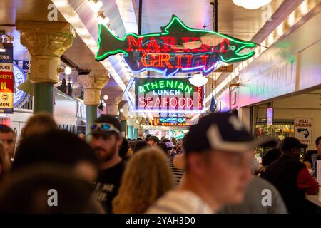 All'interno dell'affollato Pike Place Market Place a Seattle, insegne al neon Foto Stock