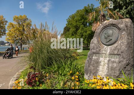 Friedrichshafen Baden Württemburg Germania 20 settembre 2024 Gustav Schwab denkmal Memorial sul parco lacustre. Foto Stock