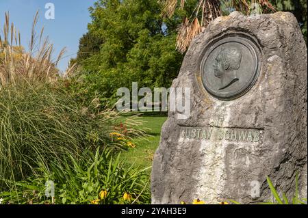 Friedrichshafen Baden Württemburg Germania 20 settembre 2024 Gustav Schwab denkmal Memorial sul parco lacustre. Foto Stock