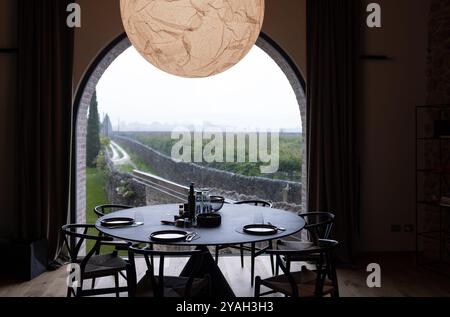 Moderno tavolo da pranzo con vista panoramica all'aperto Foto Stock