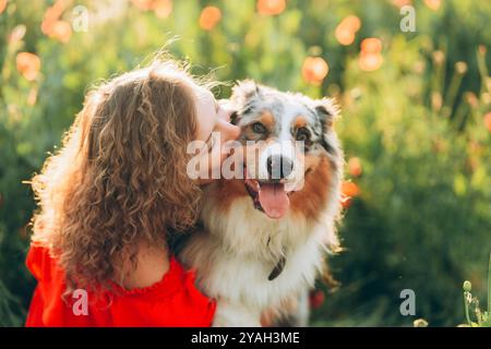 Ritratto di una donna e di un pastore australiano in estate Foto Stock