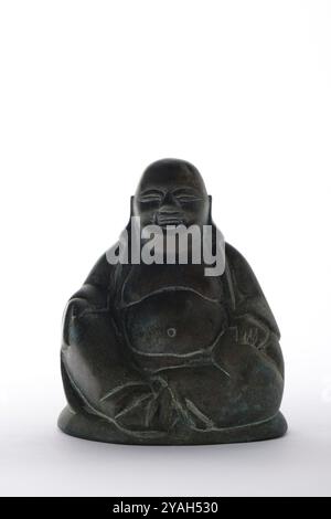 Una piccola statuetta in metallo del profeta o Buddha dietetico sullo sfondo bianco dello studio. Foto Stock
