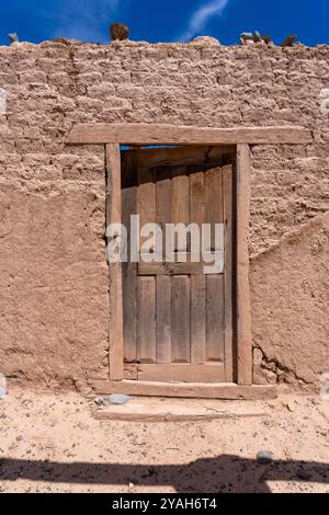 Rovine degli edifici in adobe di un'ex hacienda vicino a Seclantas nella valle di Calchaqui nella provincia di Salta in Argentina. Foto Stock