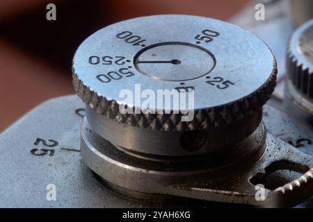 Primo piano del quadrante della fotocamera d'epoca con bordo zigrinato Foto Stock