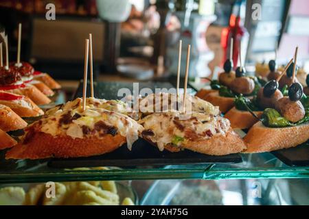 Le tapas sono stuzzichini spagnoli, da consumare in pochi spuntini. Le tapas tradizionali includono olive miste, calamari fritti, polpette di polpa e chorizo Foto Stock