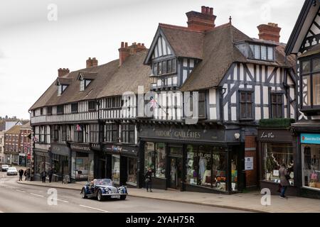 Regno Unito, Inghilterra, Shropshire, Shrewsbury, Wyle COP, negozi in un edificio Tudor con travi in legno Foto Stock