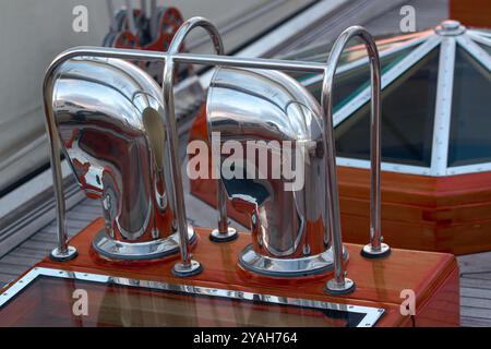 Prese d'aria cromate lucide su un Classic Yacht Deck Foto Stock