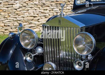 Il cromo scintillante risplende sulla griglia restaurata e sui fari di un'auto Rolls royce d'epoca Foto Stock